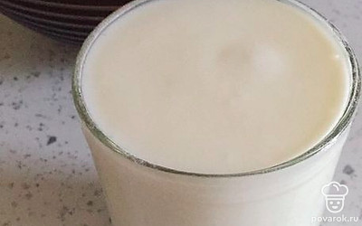 Далее идет стакан кефира, перемешайте.