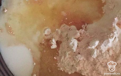 Постепенно добавляйте 100 миллилитров подсолнечного масла, стакан сахара, стакан манной крупы, стакан муки, по чайной ложке разрыхлителя и ванилина. 