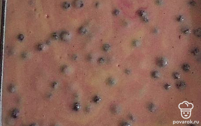 Замороженные ягоды постарайтесь нежно перемешать, не нарушая их целостность.