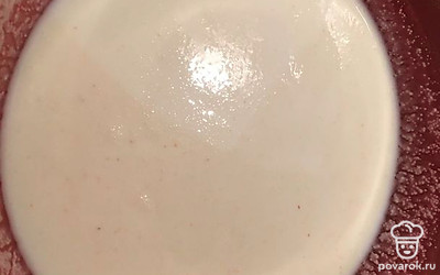 Залить манку кефиром и дать настояться 20 минут.