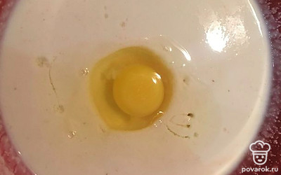 Добавить в набухшую манку яйцо и перемешать венчиком.