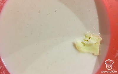 Добавить в смесь топленое масло.