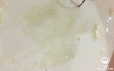 Последними ингредиентами добавить сахар, соль и разрыхлитель. Все перемешать. 