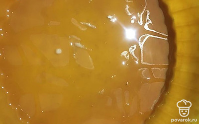 Смазать маслом силиконувую форму.