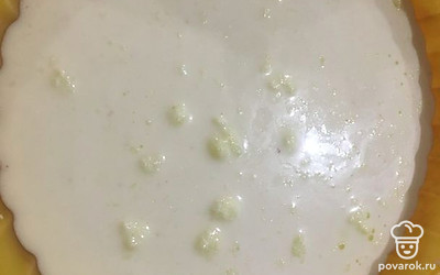 Перелить полученную смесь в форму и поставить в нагретую до 180 градусов духовку.