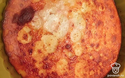 Подавать с холодным молоком или горячем чаем. При желании посыпать сверху сахарной пудрой.