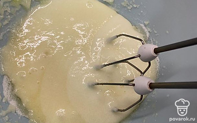 В миску разбить два яйца, добавить сахар, перемешать.