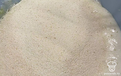 Добавить муку, манную крупу.