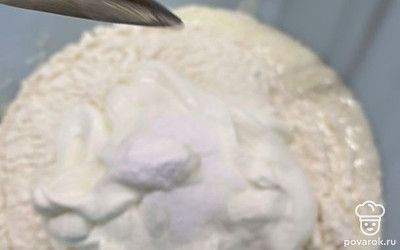 Добавить сметану, соду гашу в ней же. 