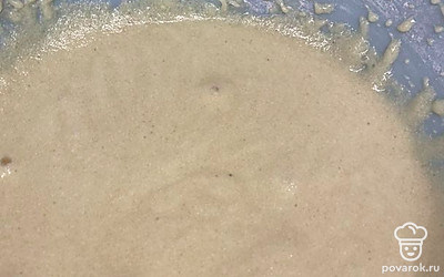 Перемешать все. В разогретую до 200 градусов духовку поставить тесто в формочках. У меня 2 формочки 21х13. Минут через 30 проверить тесто шпажкой. 