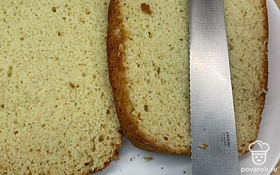 Манник сам по себе очень вкусный. Нам больше нравится в таком виде. Разрезаю корж посередине.