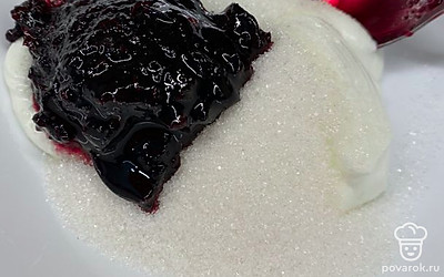 Крем. Смешать сметану, смородиновое варенье, сахар. 