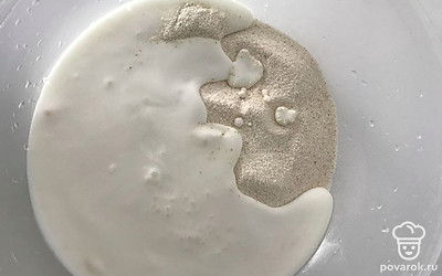 Манку залить кефиром и оставить на 20 минут разбухать.