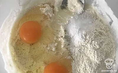 Затем добавить яйца, муку, разрыхлитель.