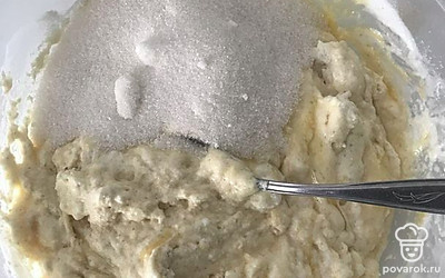 Затем добавить сахар и все перемешать.