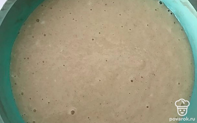 Вылить тесто в форму и убрать в разогретую духовку до 180 градусов на 40 минут.