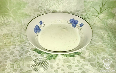 Залить манную крупу молоком комнатной температуры и оставить набухать на 20 минут.