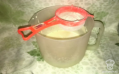 Взбить яйца с сахаром, продолжая взбивать влить масло, добавить набухшую манную крупу. Просеять муку, добавить в яично-масляную смесь.