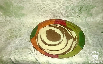 Добавить разрыхлитель и поделить смесь на две части. В одну просеять какао, размешать, в другую добавить ещё одну столовую ложку муки, размешать. Выкладывать поочерёдно, ложку белого теста, ложку темного пока не заполнится вся форма. Форма должна быть 24 см.