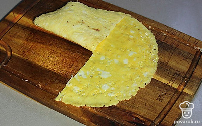 Накройте сыр нижней частью блина.