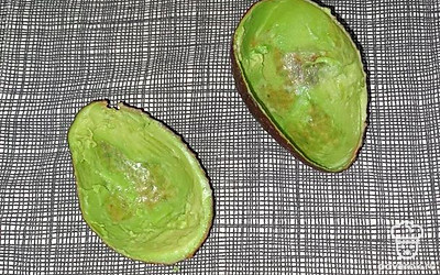 Разрежьте авокадо. Достаньте косточку и ложкой извлеките мякоть, чтобы не повредить кожуру.