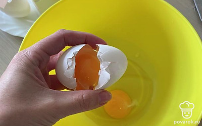 В миску разбейте 2 яйца.