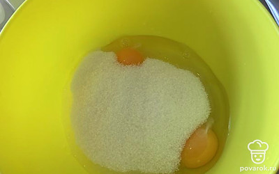 К яйцам добавьте сахар.