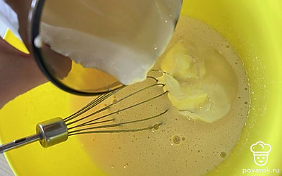 Добавьте ванильный сахар или ванилин. Все хорошенько перемешать. Растопить сливочное масло и добавьте к яичной смеси.
