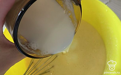 Добавить 2 стакана кефира. Все хорошо перемешать. 