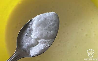 Добавьте соду, гашенную уксусом.