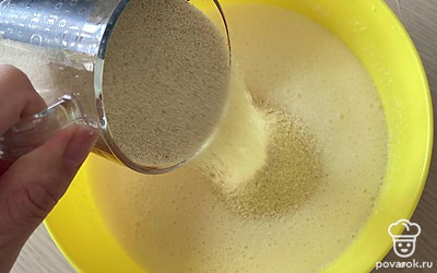 Затем пустить манную крупу и оставить набухать на 30-40 минут. 