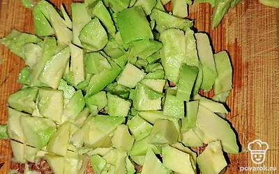 Мякоть авокадо нарежьте кубиками.