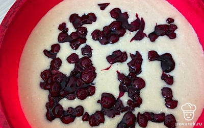 По истечении 30-40 минут выкладываем 1/2 теста на дно формы, затем добавляем приготовленную вишню.