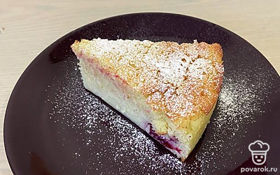 Подавать полностью остудив, посыпав сахарной пудрой. 