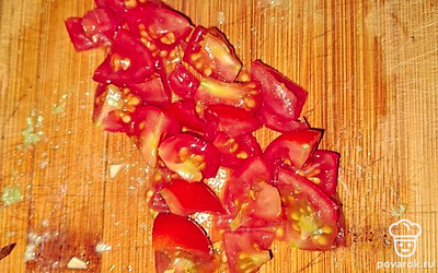 Нарежьте помидоры черри.