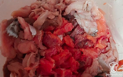 Рыбу очистить от шкуры и костей.