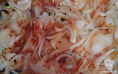 Обжарить лук. 