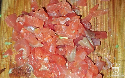 Нарежьте слабосоленую семгу. Отправьте все в миску к авокадо и перемешайте. По желанию можете добавить черный молотый перец, сушеный чеснок и полить оливковом маслом. 