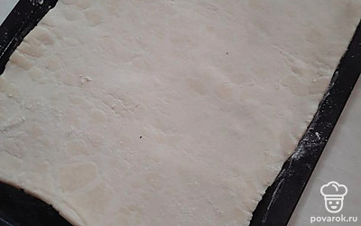 Тесто раскатать, выложить на противень.