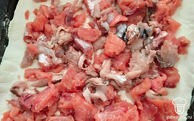 На тесто выложить рыбу, посолить, поперчить. 