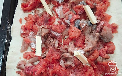 Сливочное масло нарезать кусочками, выложить на рыбу. 