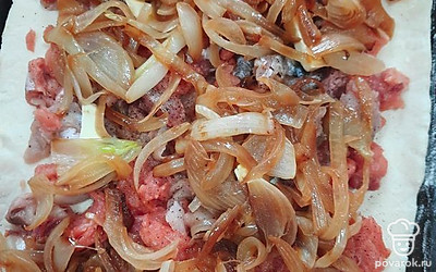 Сверху уложить жареный лук.