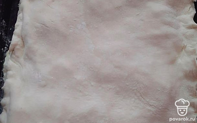 Накрыть вторым пластом теста, защипать края.