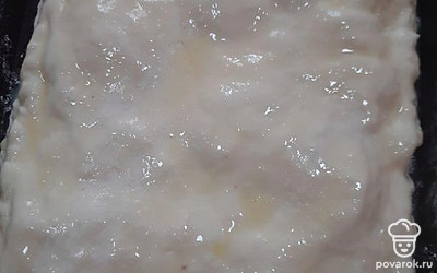 Смазать взбитым яйцом, поставить в разогретую духовку на 25-30 минут.