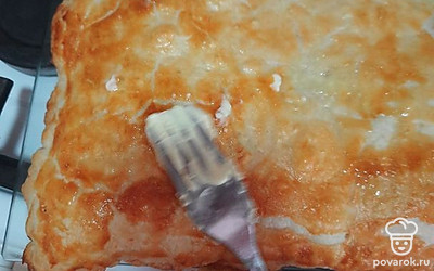 Горячий пирог смазать сливочным маслом. 