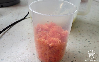 Отжать сок из моркови. Сок выпить, морковный жмых в количестве 1/2 стакана использовать.