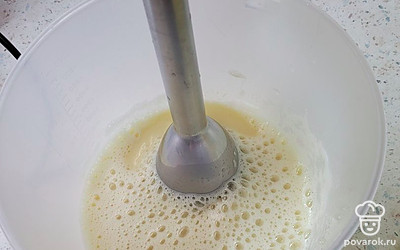Яйца взбить в блендере с добавлением сахара.