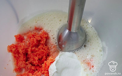 Добавить к яйцам морковный жмых и сметану, пробить блендером.