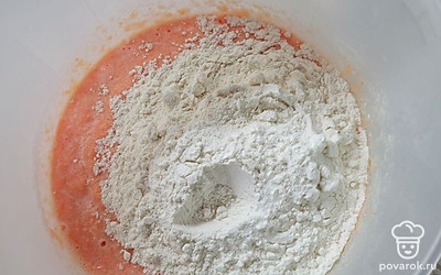 Ввести муку, все перемешать. Тесто должно быть как густая сметана.