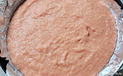 Выложить тесто в форму, выпекать 40 минут при температуре 200 градусов.